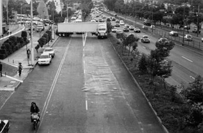 « Obstruction of a line of Containers by a Person » / Santiago Sierra